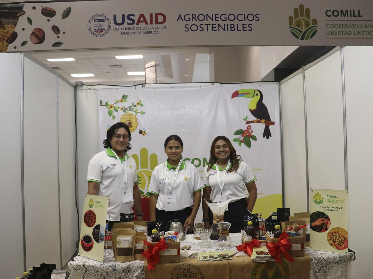 <i>El recinto de la Cámara de Comercio en Industrias de Cortés fue el escenario en donde productores y distribuidores de café pudieron exponer sus productos. </i>