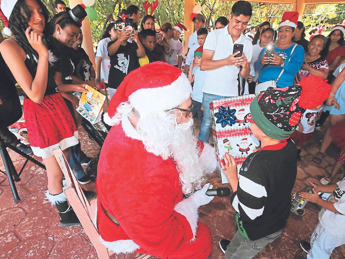 Papá Noel lleva alegría y regalos a los pequeños del Juana Lecrec