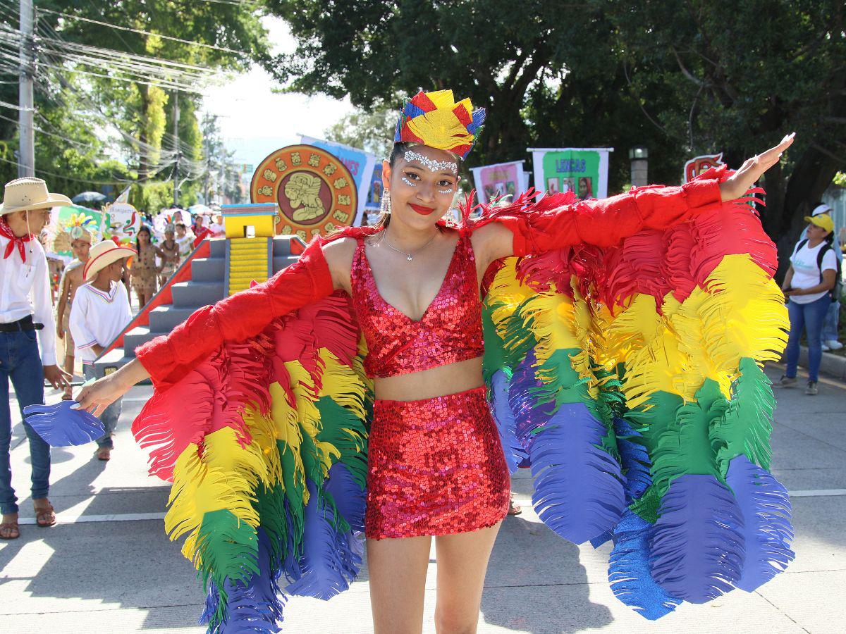 El Distrito Central se llenó de civismo con desfile de 400 escuelas