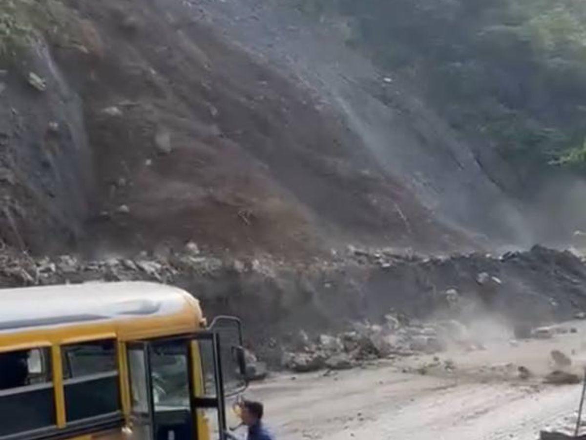 “Bájense del bus”, así se viven los peligrosos deslizamientos en la CA-4