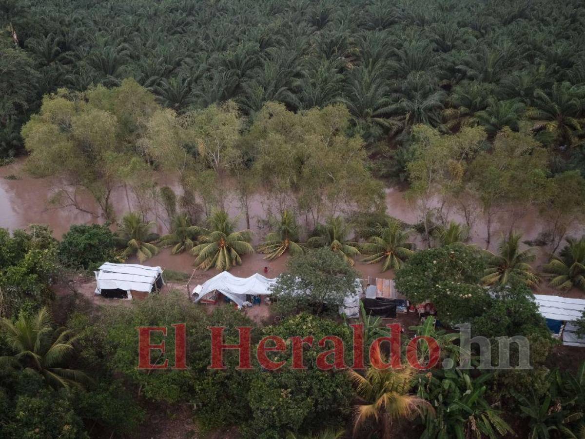 Varios habitantes duermen en covachas en los bordos para supervisar el caudal del río Ulúa.