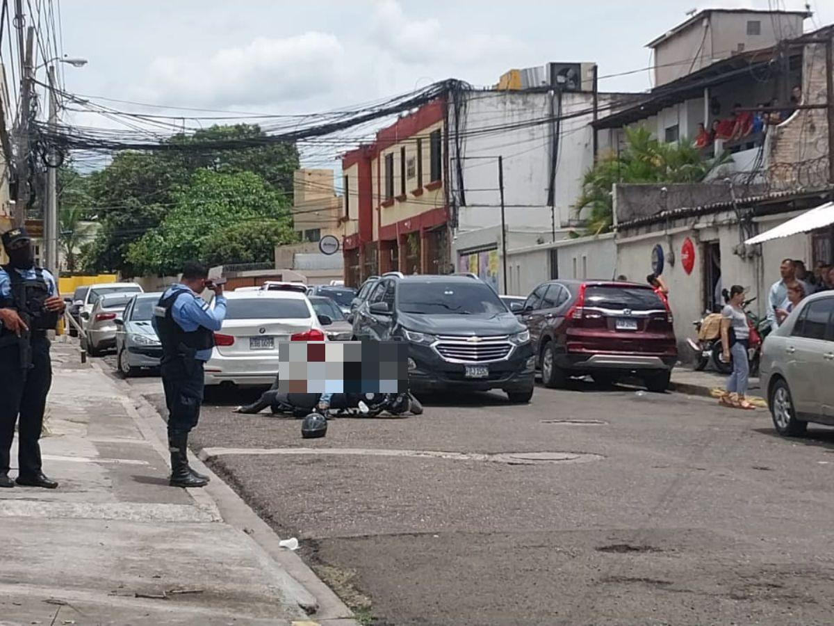 Agentes vigilan la escena donde murió el presunto asaltante.