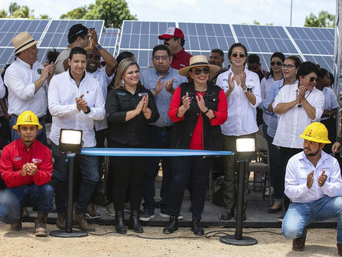 Xiomara Castro, Presidenta de Honduras junto a Yadira Álvarez, directora del Fosode en los actos de inauguración del proyecto.