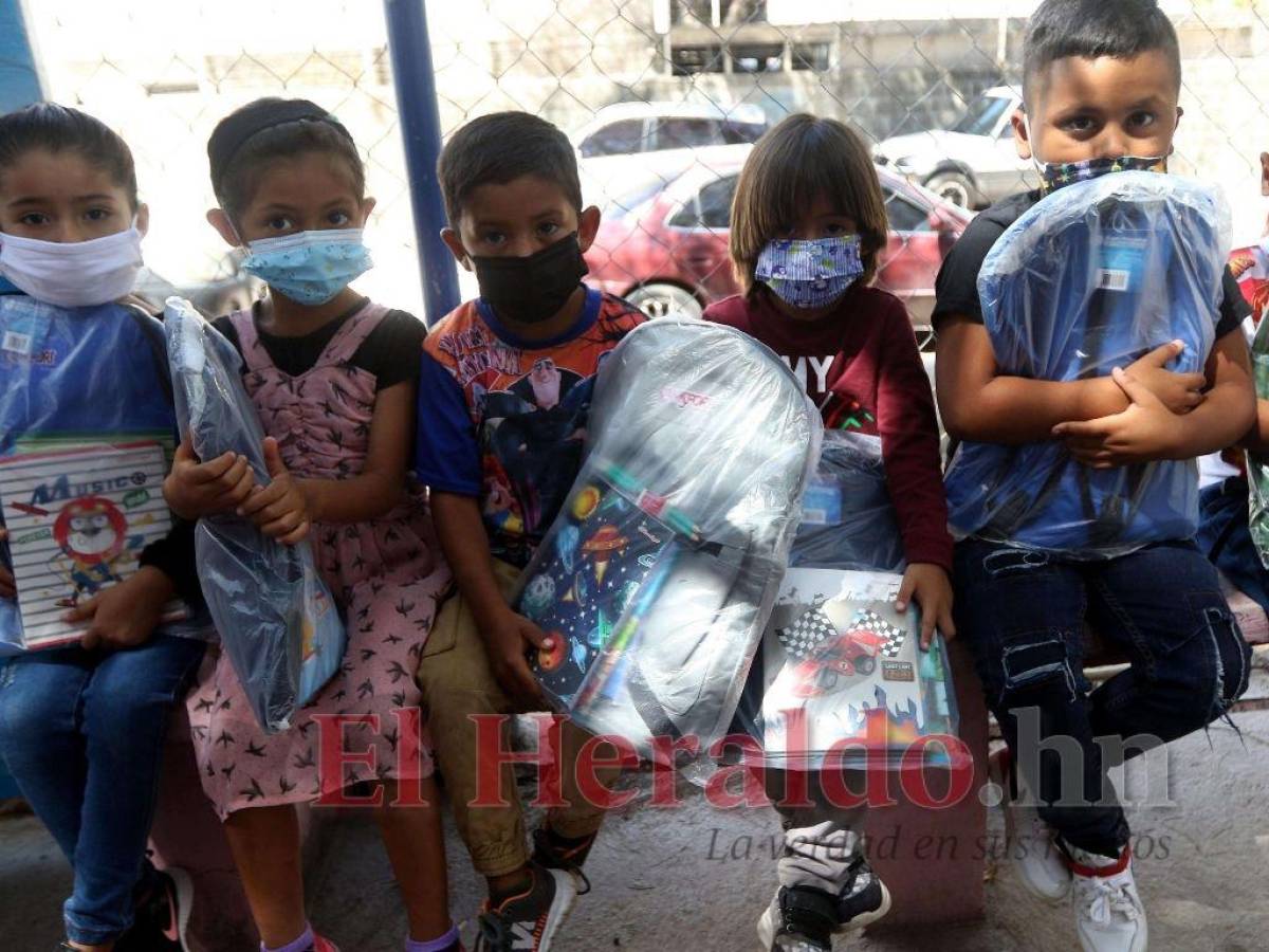 Una mochila para cada uno con cuadernos, lápices y borrador recibieron los niños del kínder Mary de Flores.