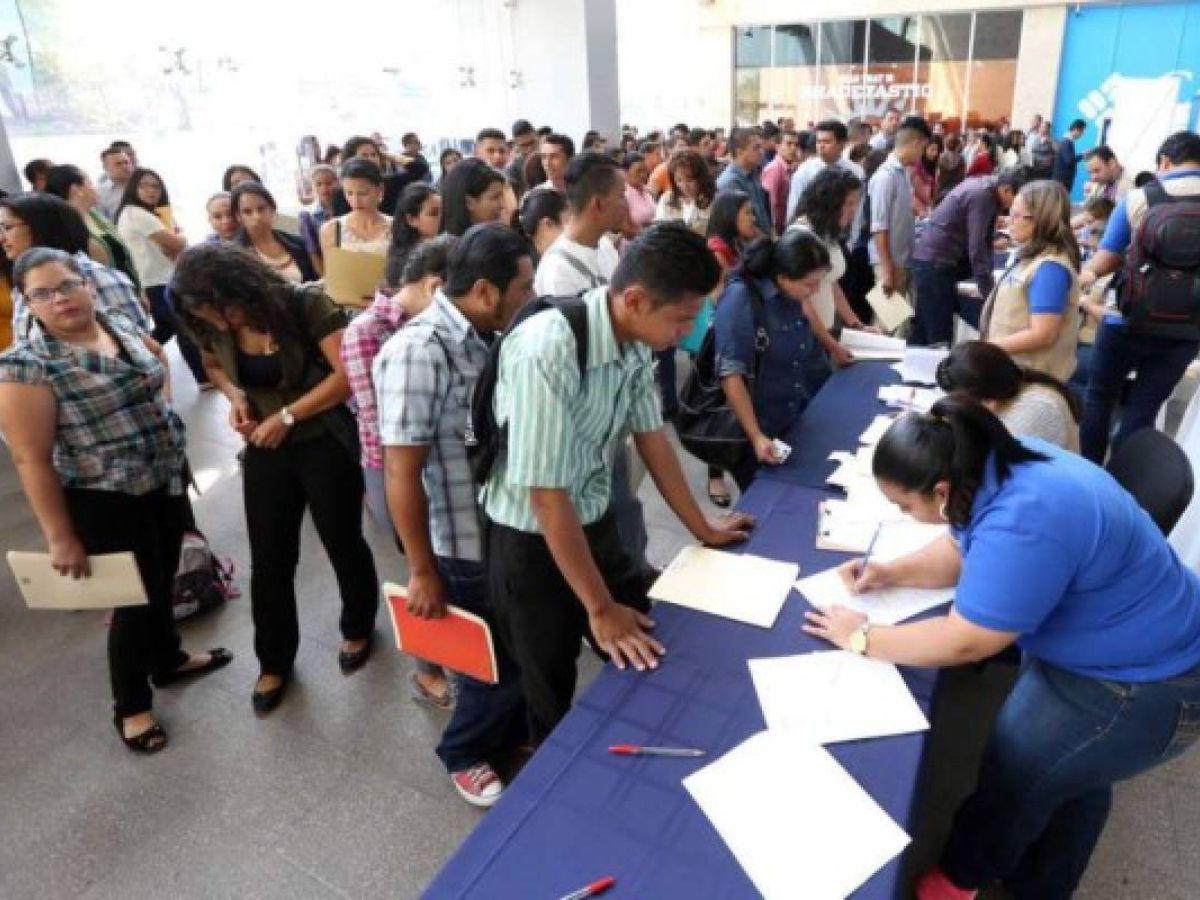 ¿Cuántas personas se incorporan al año al mercado laboral de Honduras?