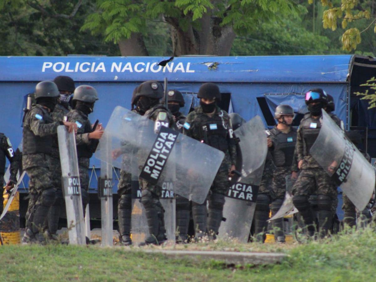 Varios dispositivos policiales también fueron instalados en los alrededores de la cárcel.