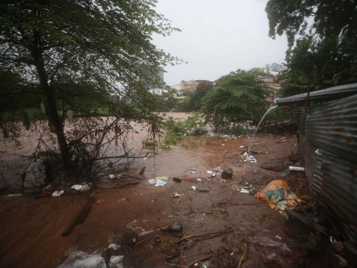 Evacúan familias de la Betania y Las Brisas por crecida del río Choluteca