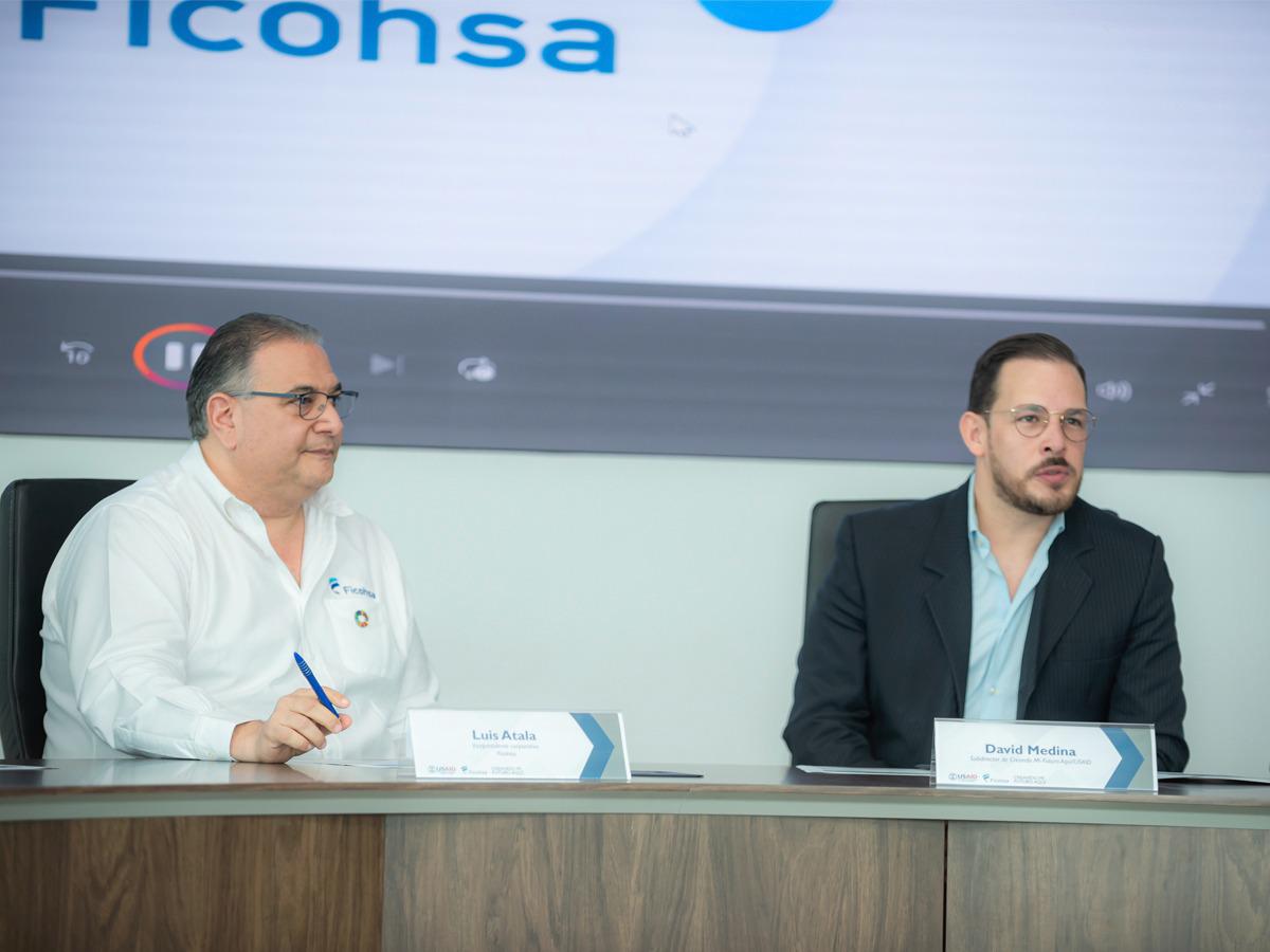 Luis Atala, Vicepresidente Ejecutivo de Grupo Financiero Ficohsa, y David Medina, subdirector del proyecto Creando Mi Futuro Aquí de USAID.