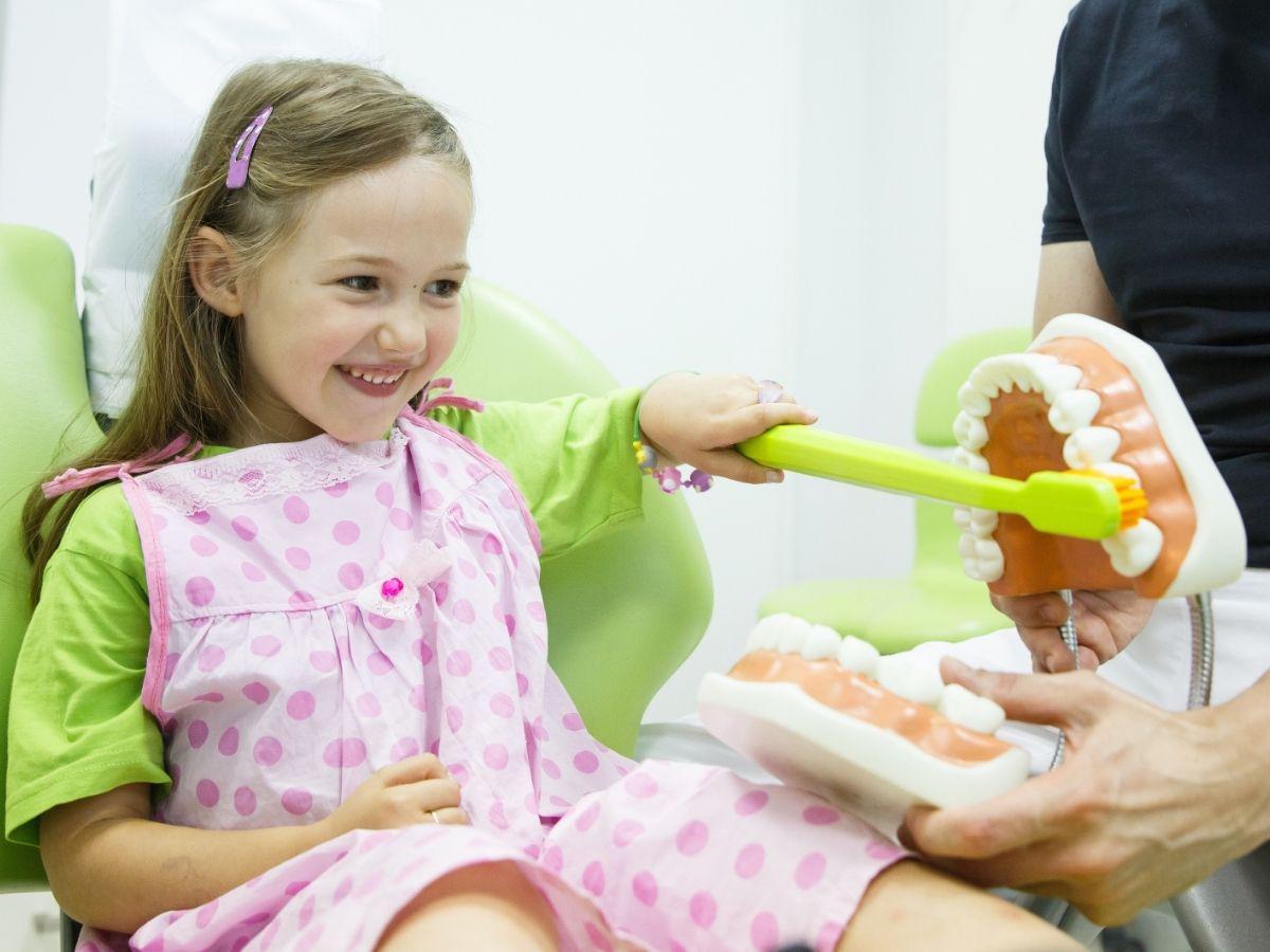 Se recomienda acudir al dentista cuando brote el primer diente de su hijo y mantener una constancia de por lo menos dos visitas al año.