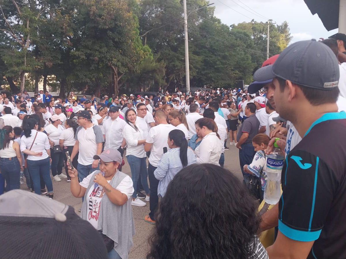 Oposición marcha exigiendo renuncia de Xiomara Castro en bulevar Kennedy