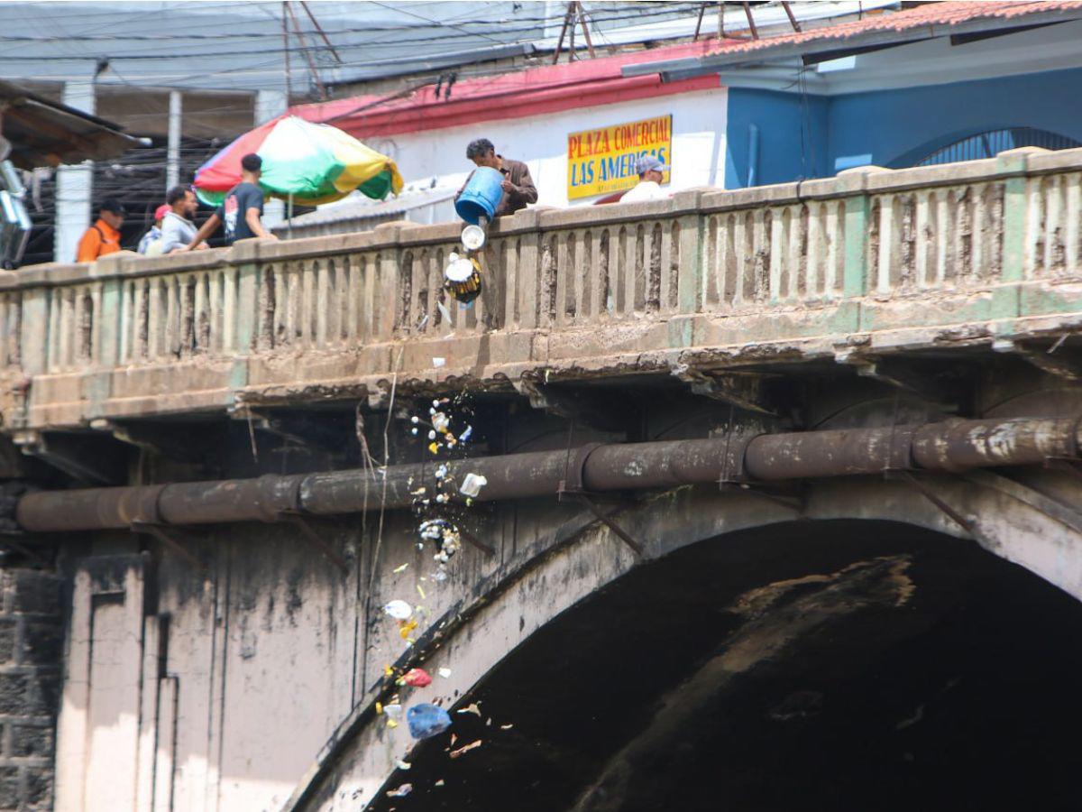 Puentes son refugios, bodegas y hasta botaderos ilegales de basura