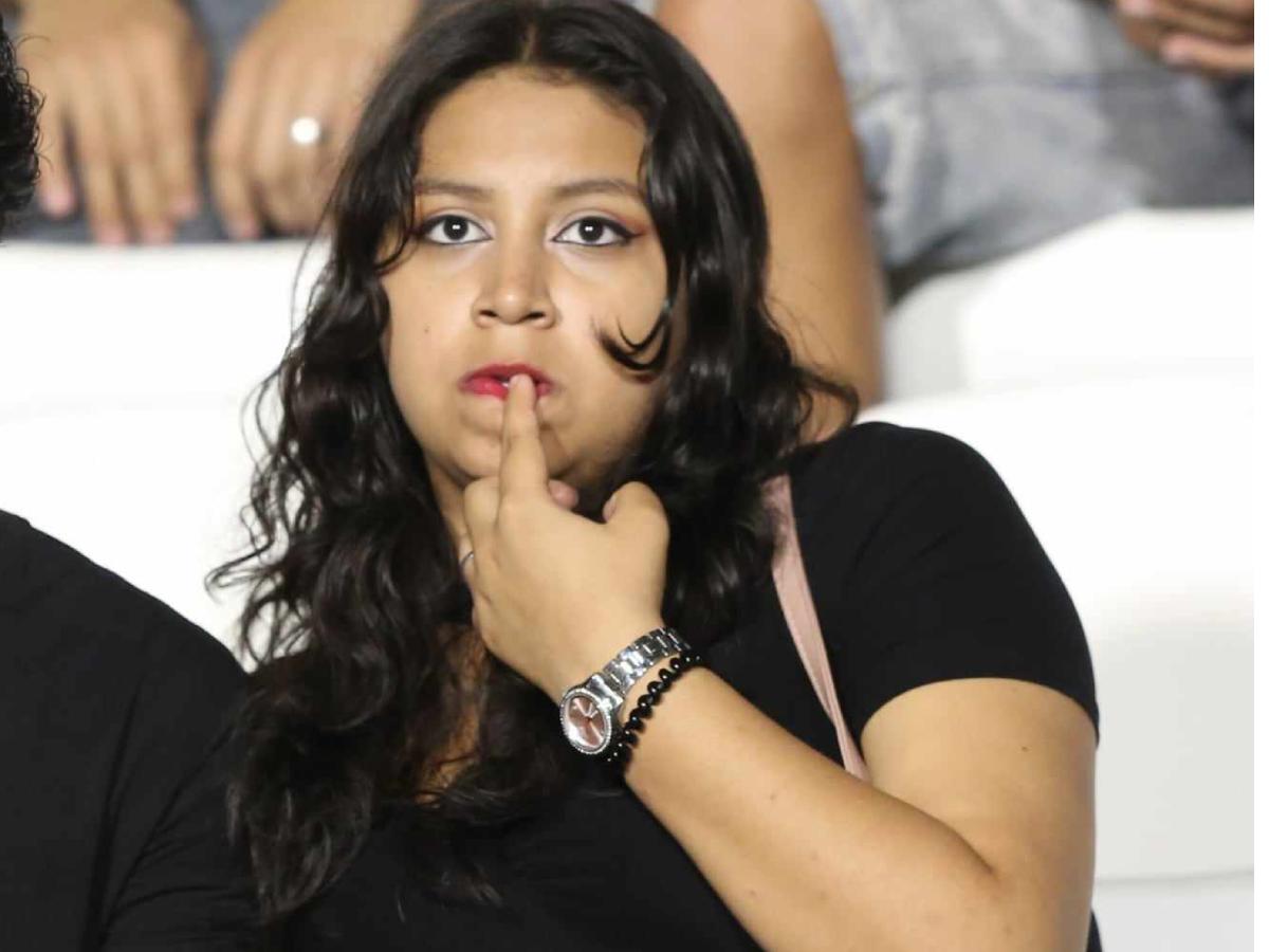 Novia de Auzmendi y lindas chicas derrochan belleza en el Motagua vs Herediano