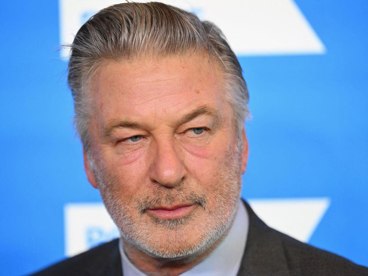 Fiscalía reduce un cargo en contra de Alec Baldwin