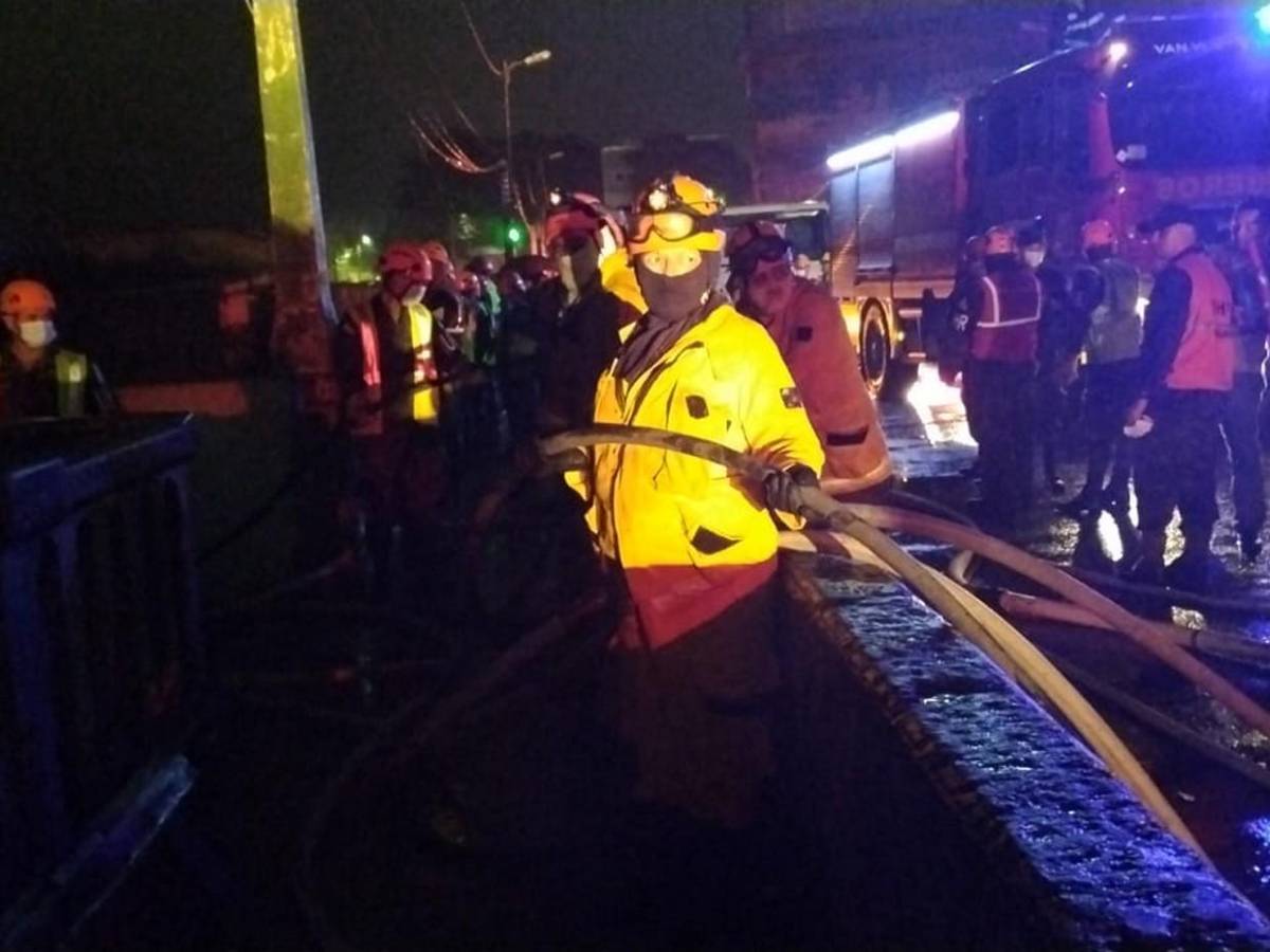 El cansancio entre bomberos tras horas de lucha contra incendio en mercado Las Américas