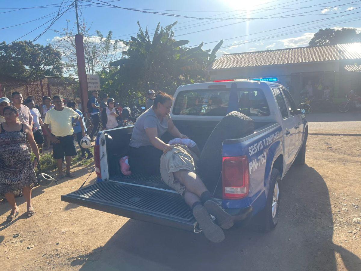 La persona que resultó herida fue traslada en la paila de una patrulla hacia un centro asistencial.