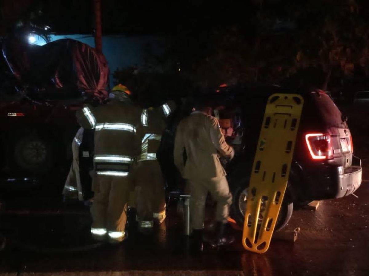 Con maniobras elementos del Cuerpo de Bomberos intentaron sacar a las víctimas, las cuales quedaron atrapadas entre los amasijos de hierro.