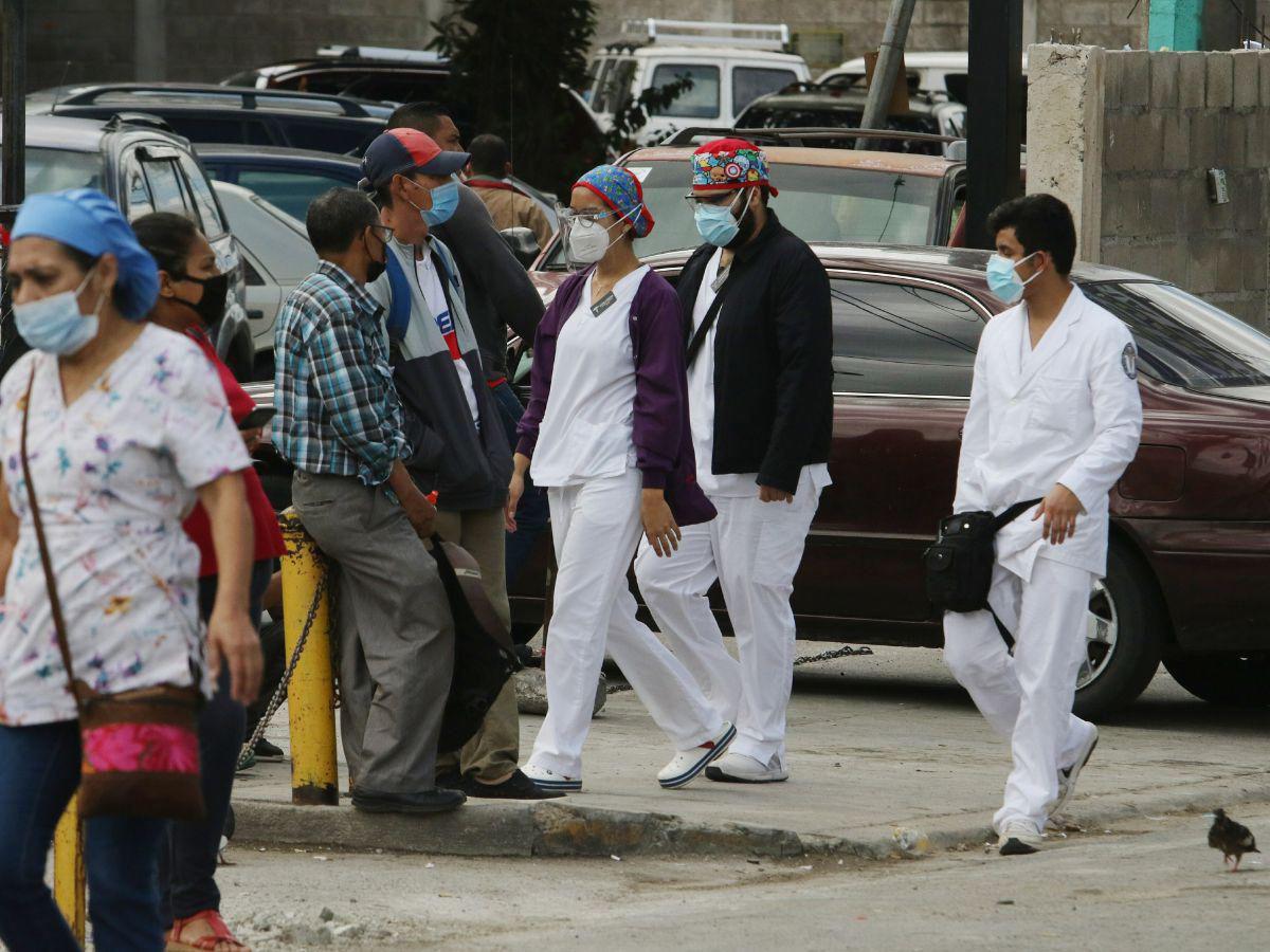 Médicos despedidos de hospitales públicos serán recontratados, dice CMH