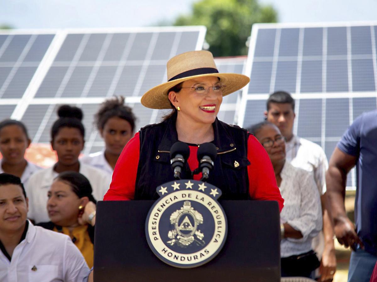 La Presidenta Xiomara Castro Sarmiento inauguró el proyecto de energía solar en Brus Laguna.