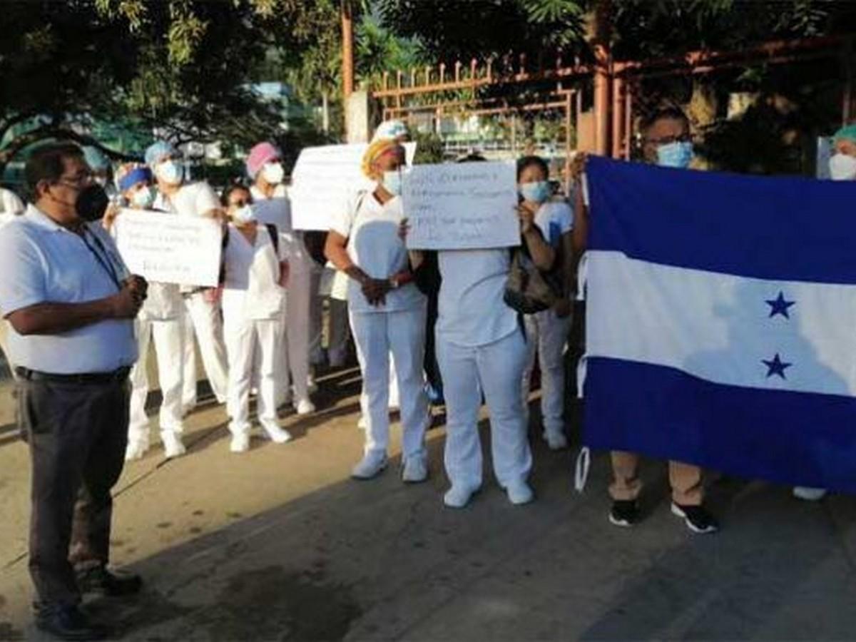 Enfermeras auxiliares se mantienen en asambleas informativas hasta que resuelvan los abusos laborales