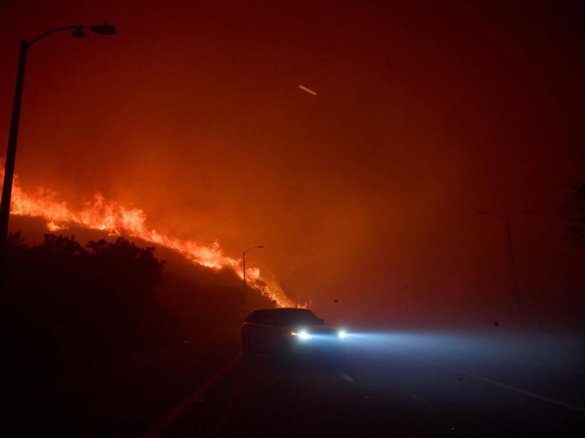 Evacuaciones y cierre de calles: impactantes imágenes del incendio en Malibú