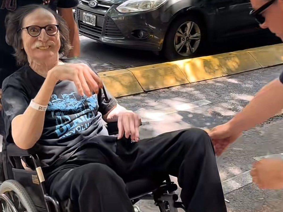 Charly García reaparece en silla de ruedas: esto es lo que se sabe sobre su estado de salud