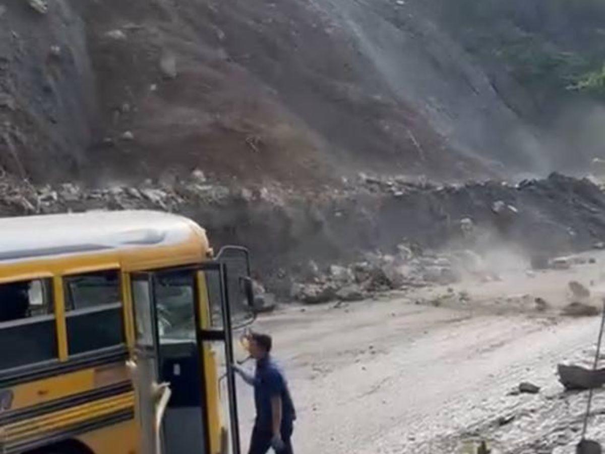 “Bájense del bus”, así se viven los peligrosos deslizamientos en la CA-4