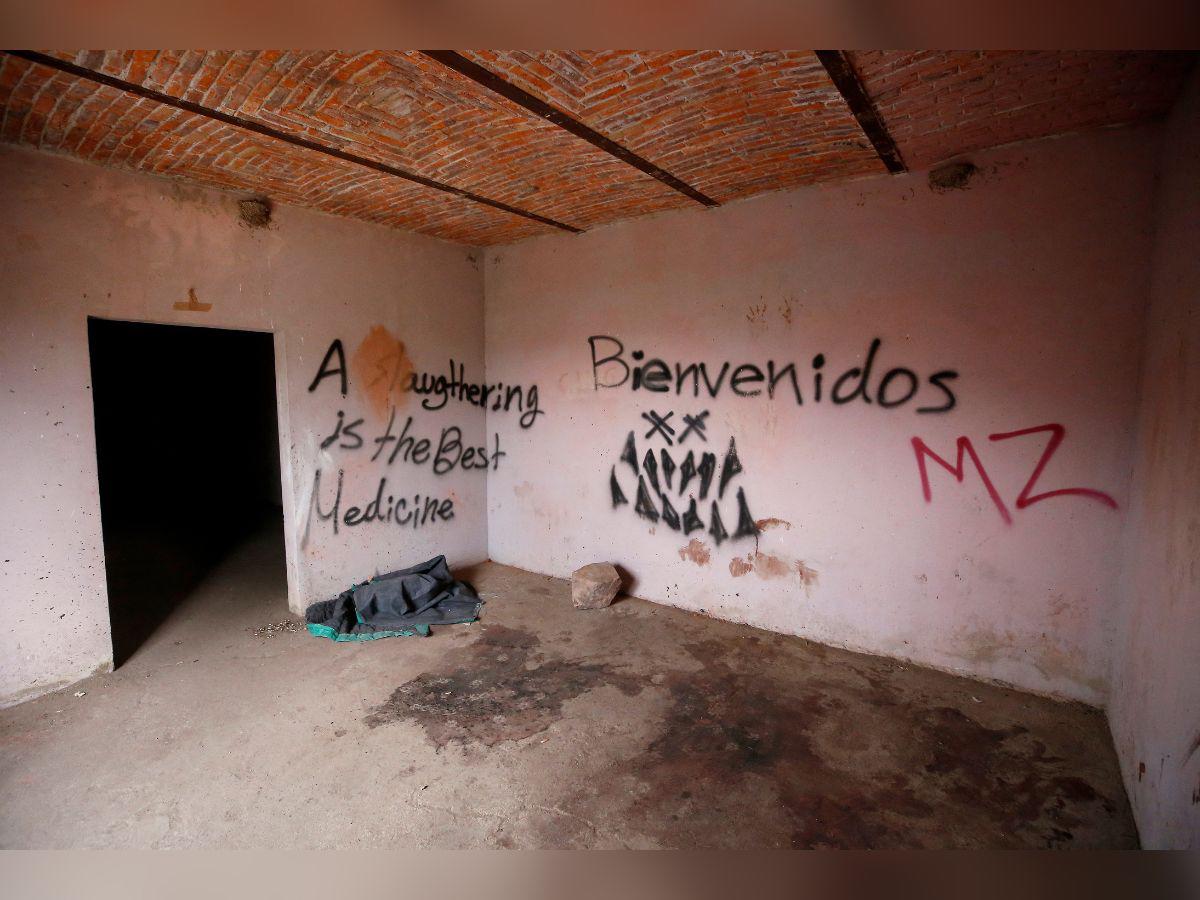 Estas son las inscripciones en las paredes de la vivienda abandonada donde se cree fueron torturados los cinco amigos en Lagos de Moreno.