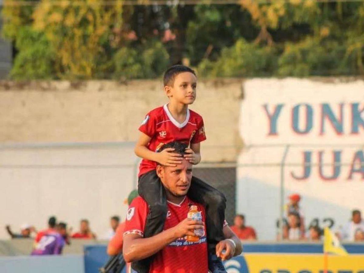 Al final del partido César celebró con su pequeño.