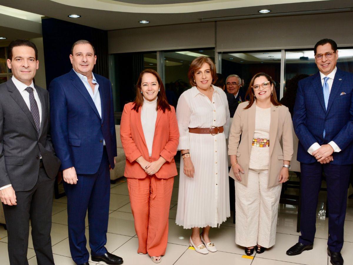 Carlos Handal, Juan Carlos Sikaffy, Mey Hung, Anabel Gallardo, Eyby Aguirre y Sebastián Pastor.