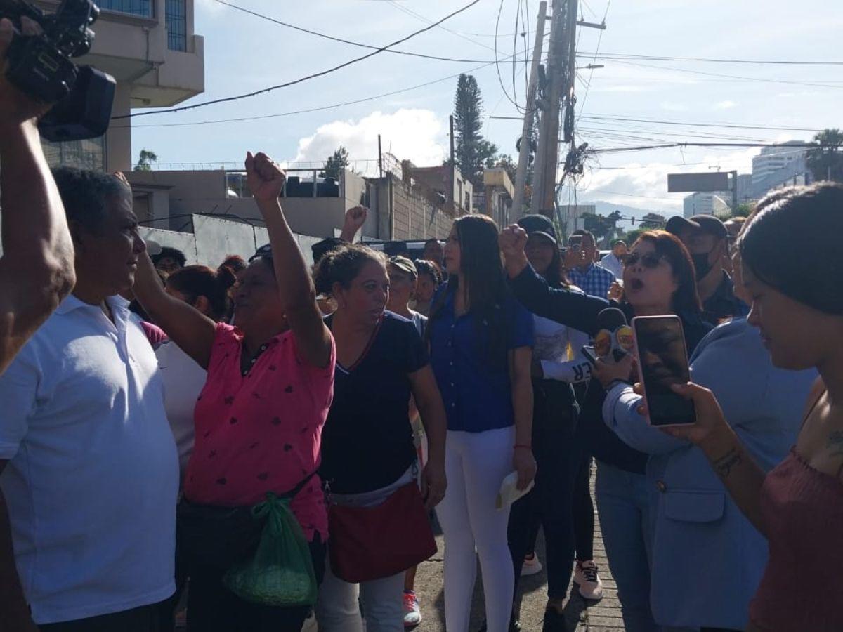 Sonriendo y saludando desde la ventana, ‘Tito’ Asfura ingresa a los tribunales en la capital