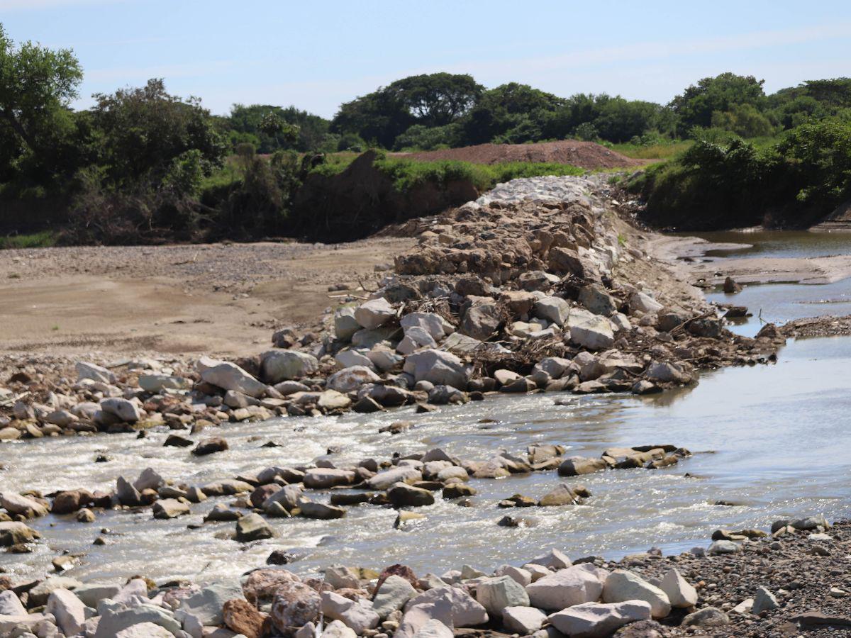 $!La primeros trabajos que se hicieron para evitar las inundaciones en El Cubulero, no soportaron y rápido fueron destruidos.