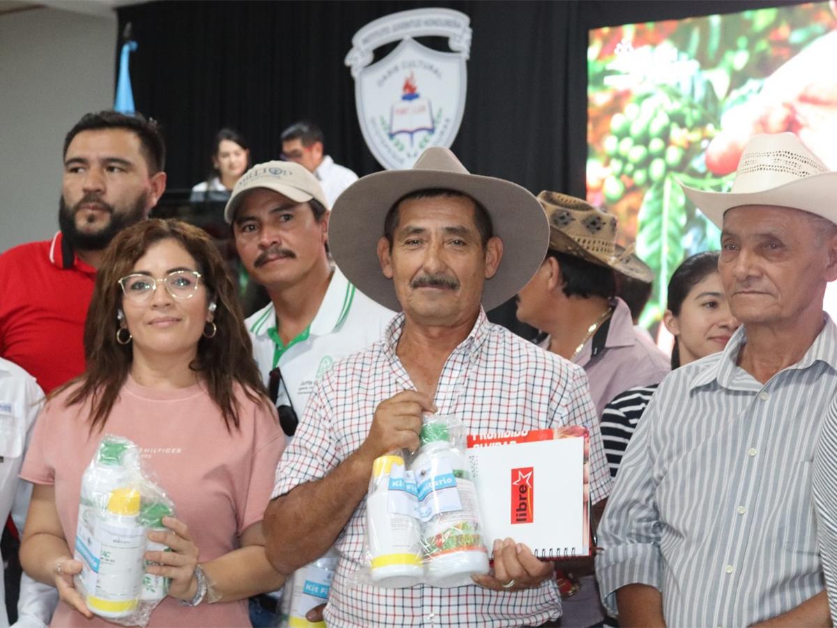 <i>Productores locales recibiendo capacitación en prácticas innovadoras de la estrategia “renovar sin dejar de producir” .</i>