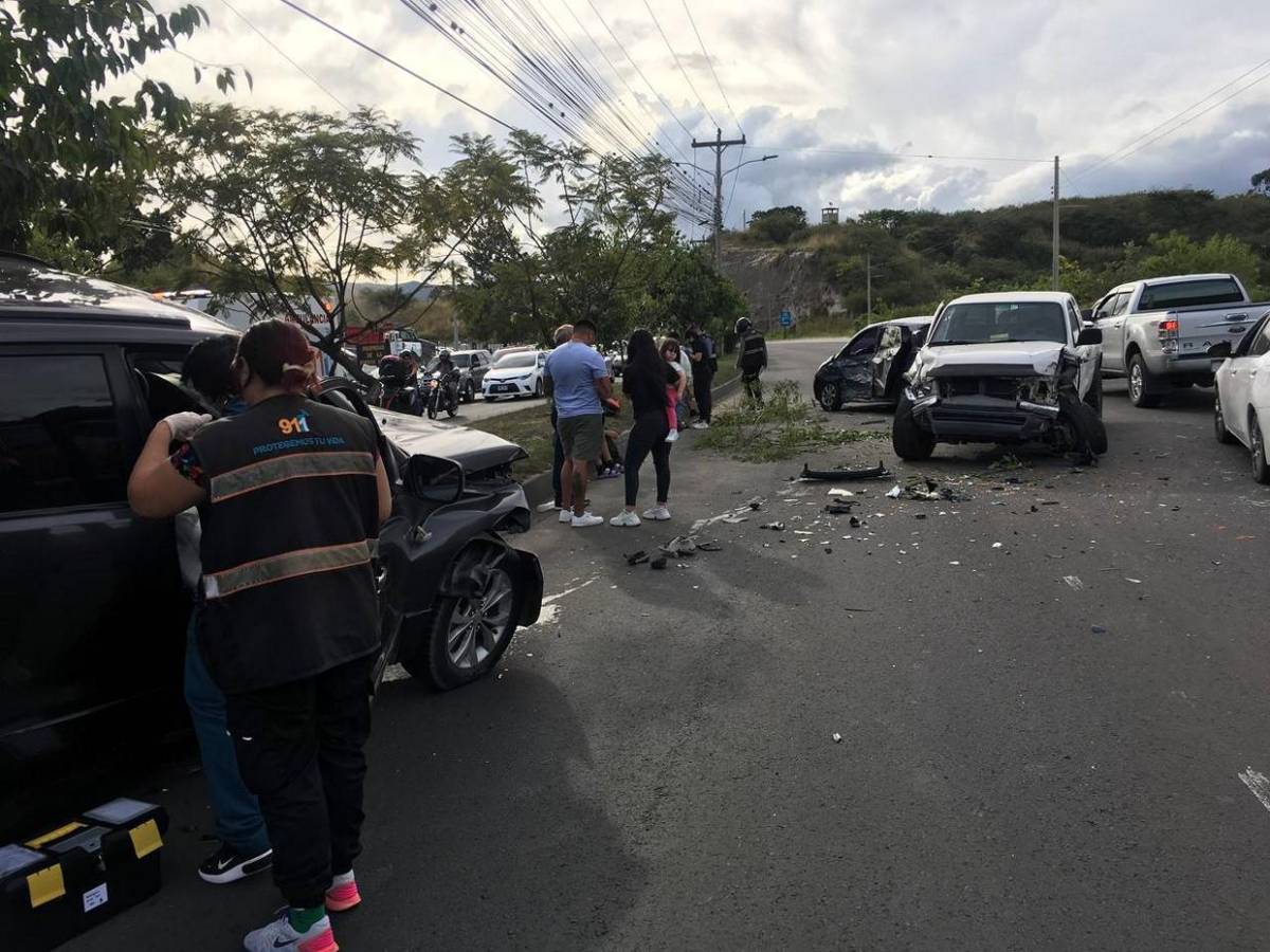 En contravía y sobre la mediana quedaron vehículos tras fuerte choque en anillo periférico