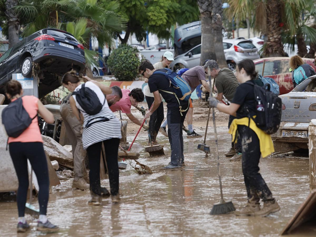 Cientos de voluntarios trabajan en la limpieza y búsqueda de desaparecidos en Valencia