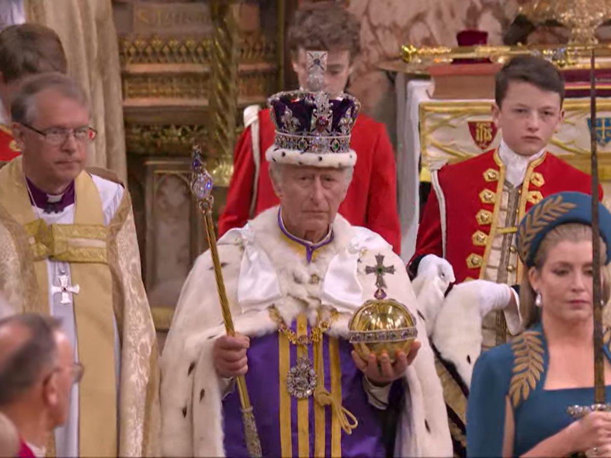 Carlos vestido de rey sale de la Abadía de Westminster.