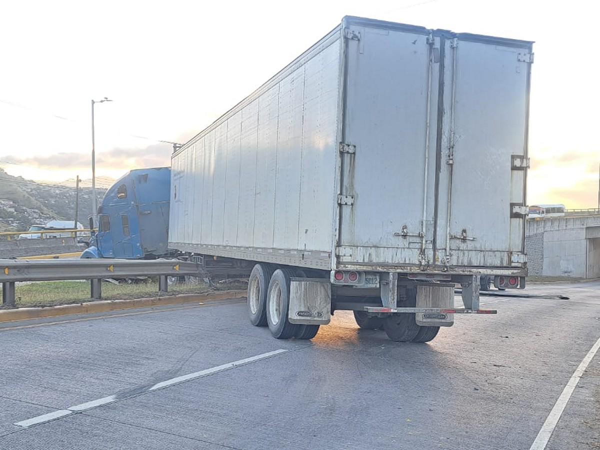 El accidente se registró en horas de la madrugada; por lo que a esta hora en la zona se ha generado una gran cantidad de tráfico de vehículos.