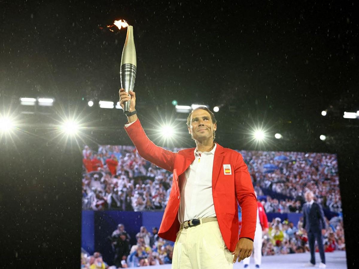 Rafael Nadal de España lleva la antorcha olímpica durante la ceremonia de apertura.