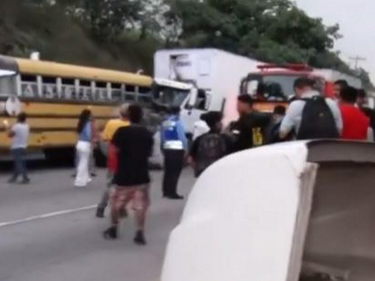 Debido al encontronazo entre los dos vehículos, el capó de la rastra quedó en el extremo de la mediana.