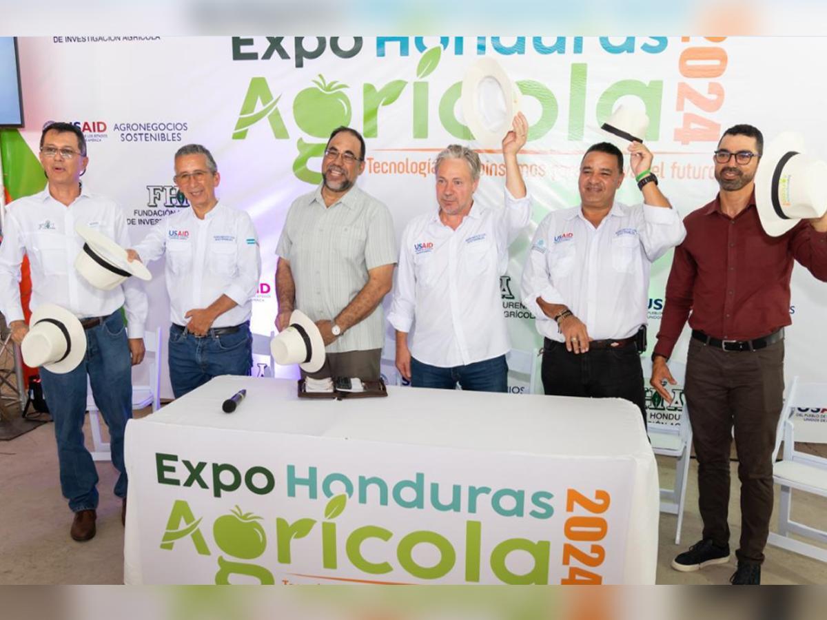 <i>Ejecutivos de USAID y FHIA en la apertura de la Expo Honduras Agrícola 2024.</i>