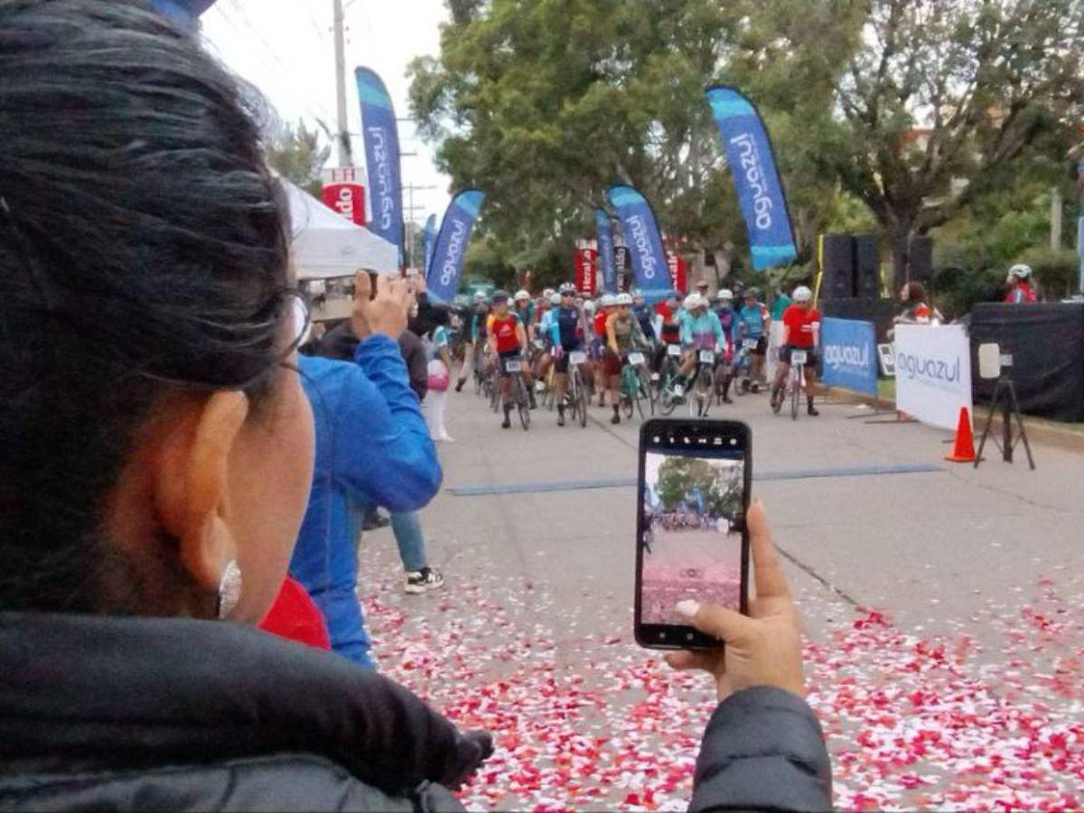 Familias apoyan a ciclistas en la Vuelta Ciclística EL HERALDO 2024