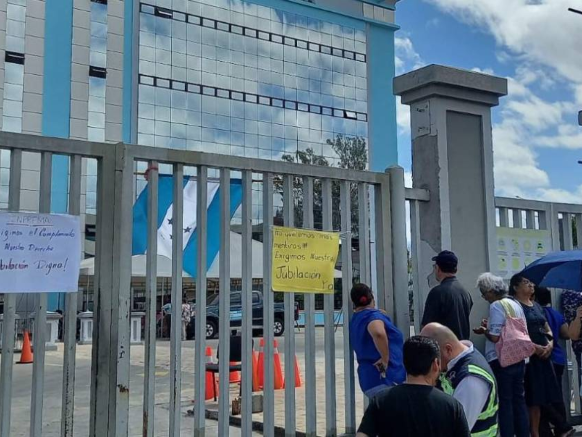 Docentes realizan protesta en el Colprosumah exigiendo una jubilación digna y real