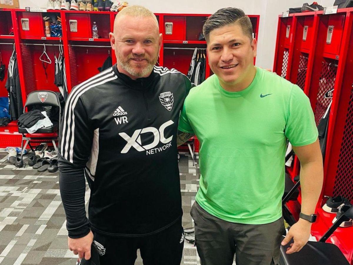 La amistad con Najar y el buen trabajo hecho con los jugadores del DC United hicieron que Alejandro tuviera el privilegio de cortarle el pelo a un ícono del fútbol mundial como el inglés Wayne Rooney.