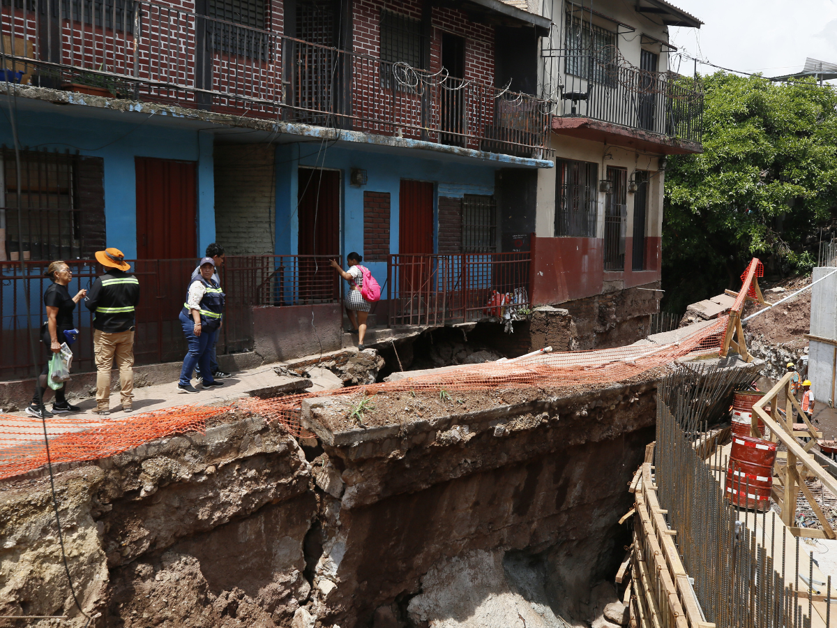 Son más de cinco hogares los afectadas por la caída del muro.