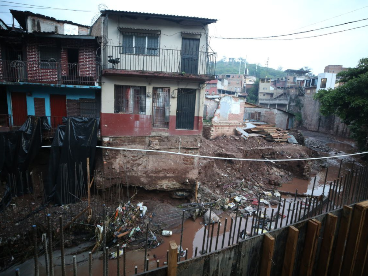 Las lluvias de ayer dejan daños en unas cinco colonias de Tegucigalpa