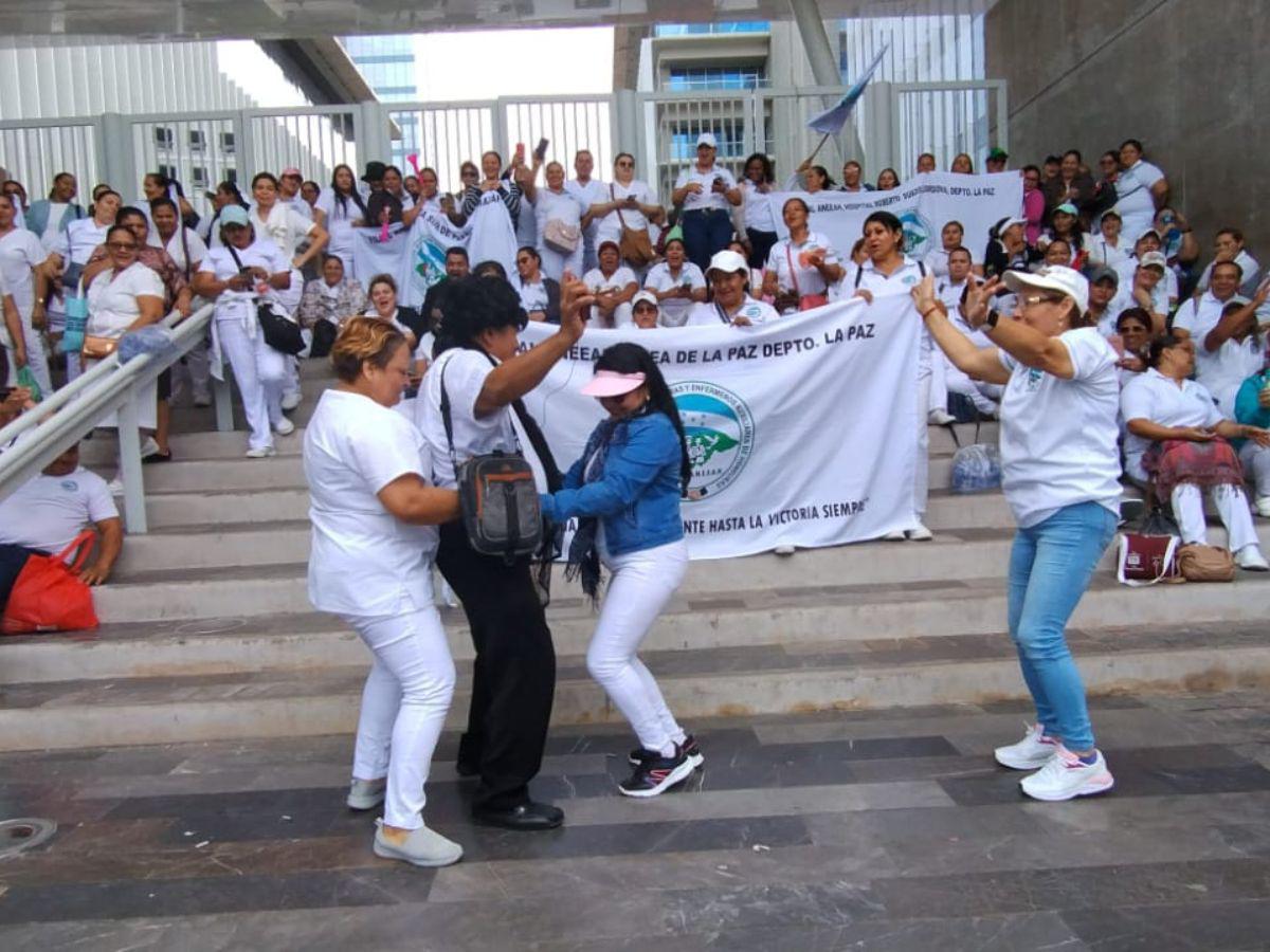 Bailando y exigiendo pagos: enfermeros auxiliares paralizan el CCG