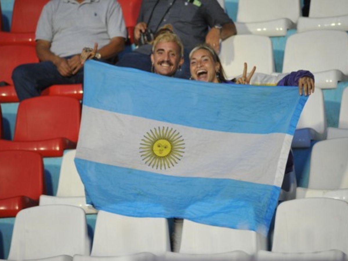 La pareja se ubicó en la parte de arriba de la gradería para disfrutar del encuentro entre el Motagua y Saprissa.