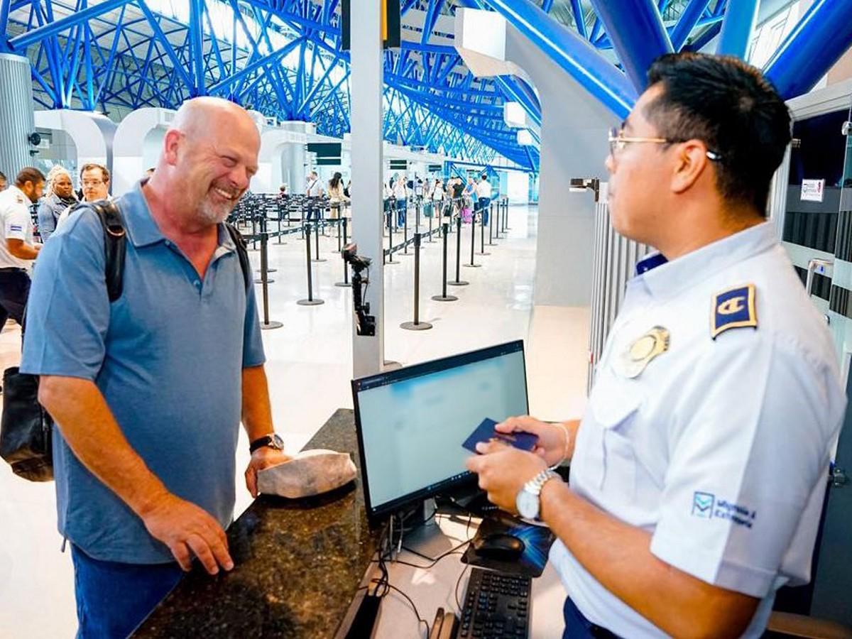 Rick Harrison llega a El Salvador y lo reciben al estilo de “El precio de la Historia”