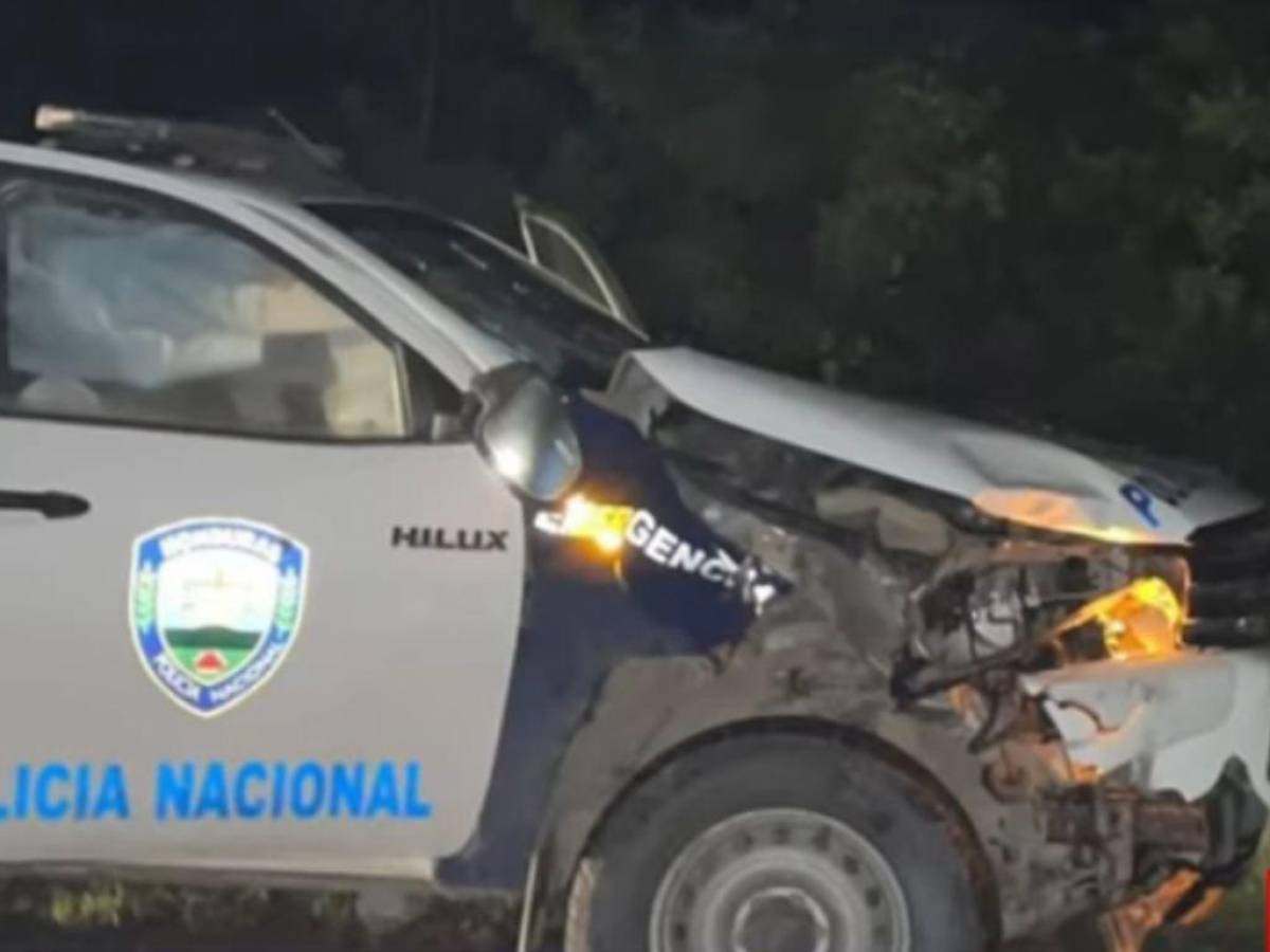 Así quedó la patrulla policial luego de embestir a la pareja en la carretera CA-13.