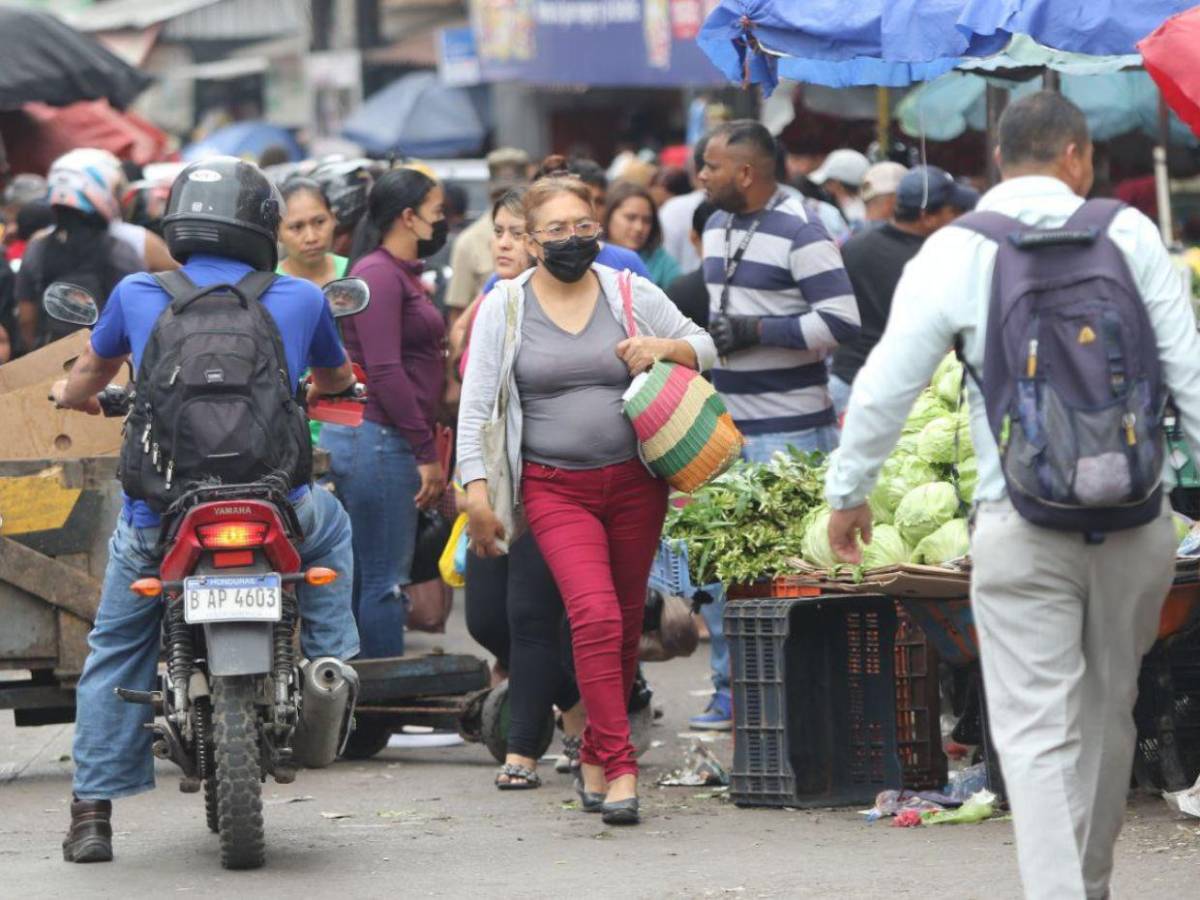 El mercado Zonal Belén abarrotado por las compras de fin de año