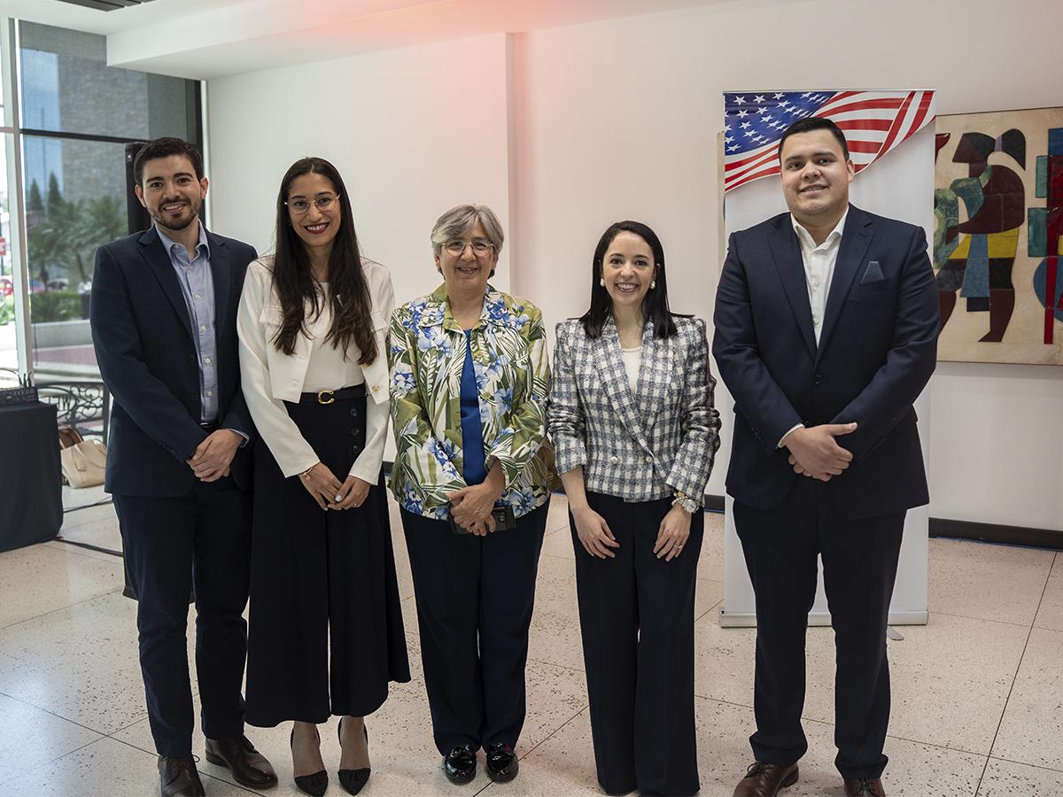 <i>Jóvenes becarios Fulbright–Banco Atlántida: futuros líderes hondureños preparados para transformar el país.</i>